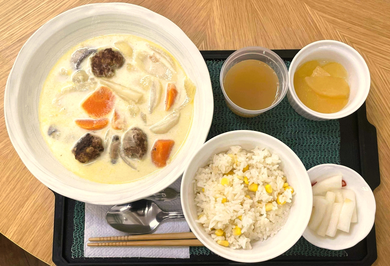 11月1日のメニューの写真です。トレーの上に、ミートボール入りクリームスープ、コーンごはん、レモン大根、りんごのコンポート、が載せられています。