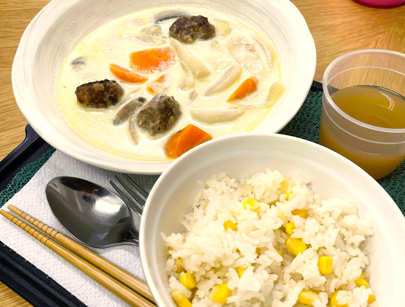 ミートボール入りクリームスープの写真です。