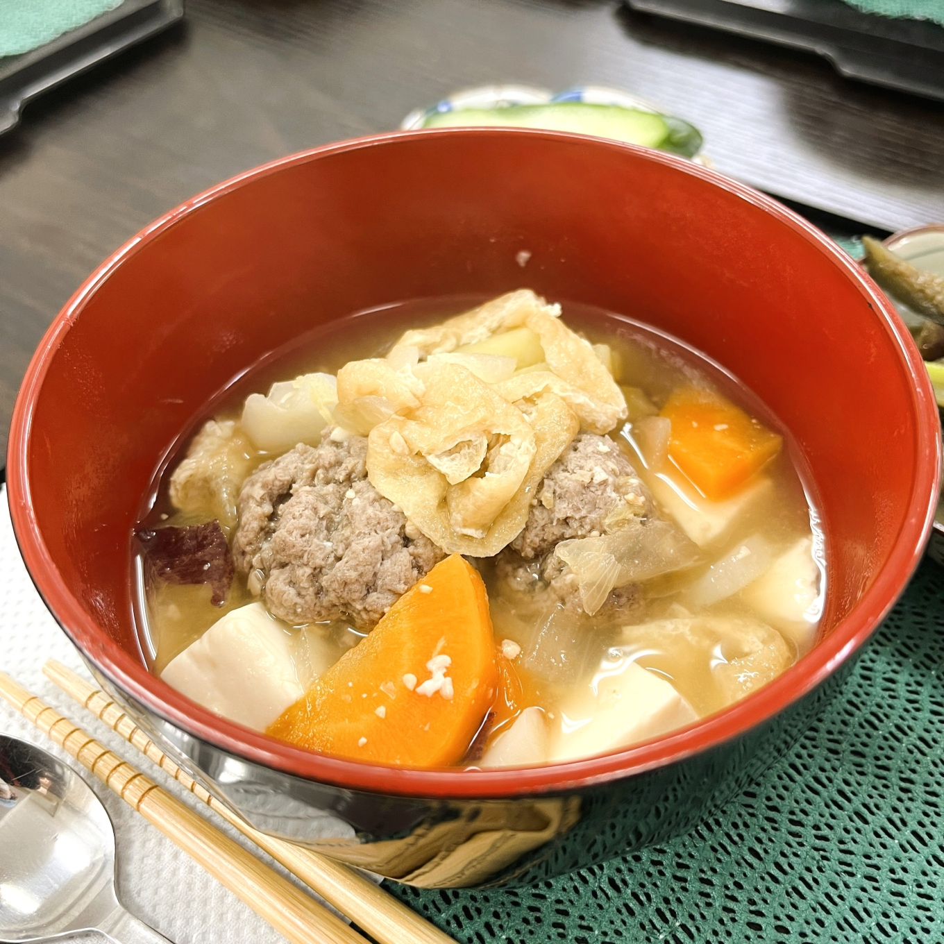 サツマイモと肉団子のみそ汁の写真です。